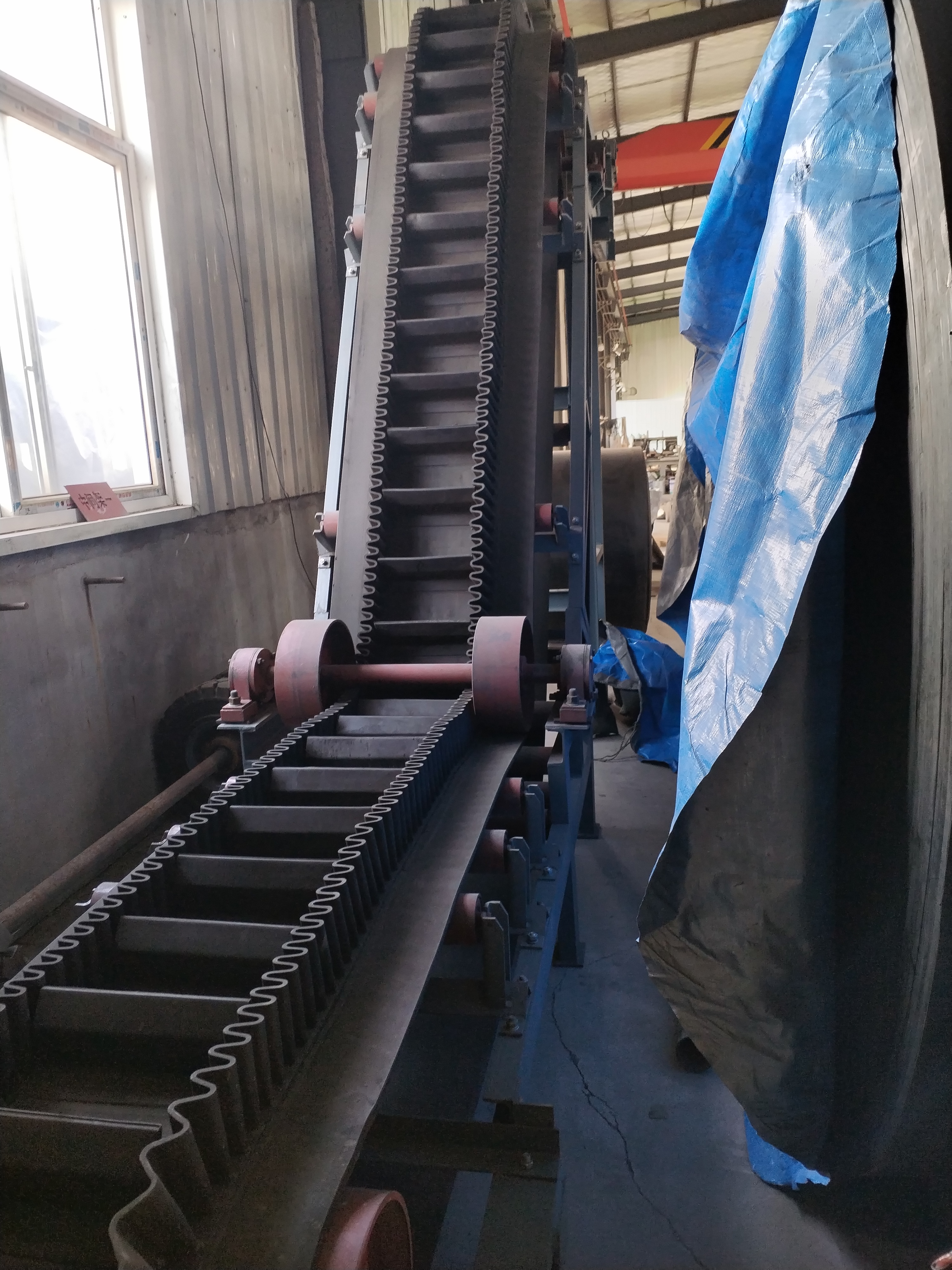 帶式輸送機(jī)，青島樂(lè)途行工業(yè)設(shè)備.jpg